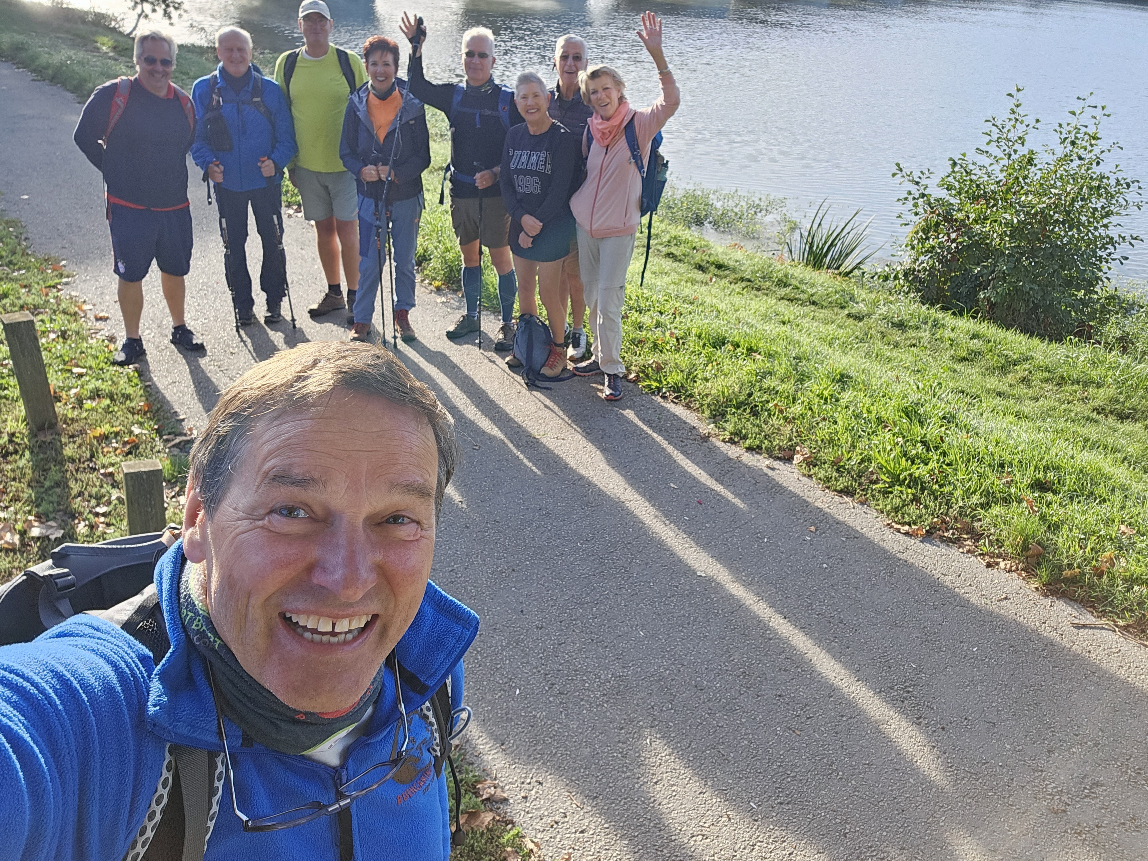 groep wandelaars aan de start van hun tocht