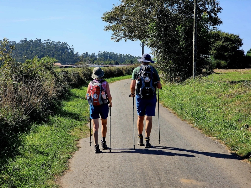 2 pelgrims in wandeloutfit op de camino