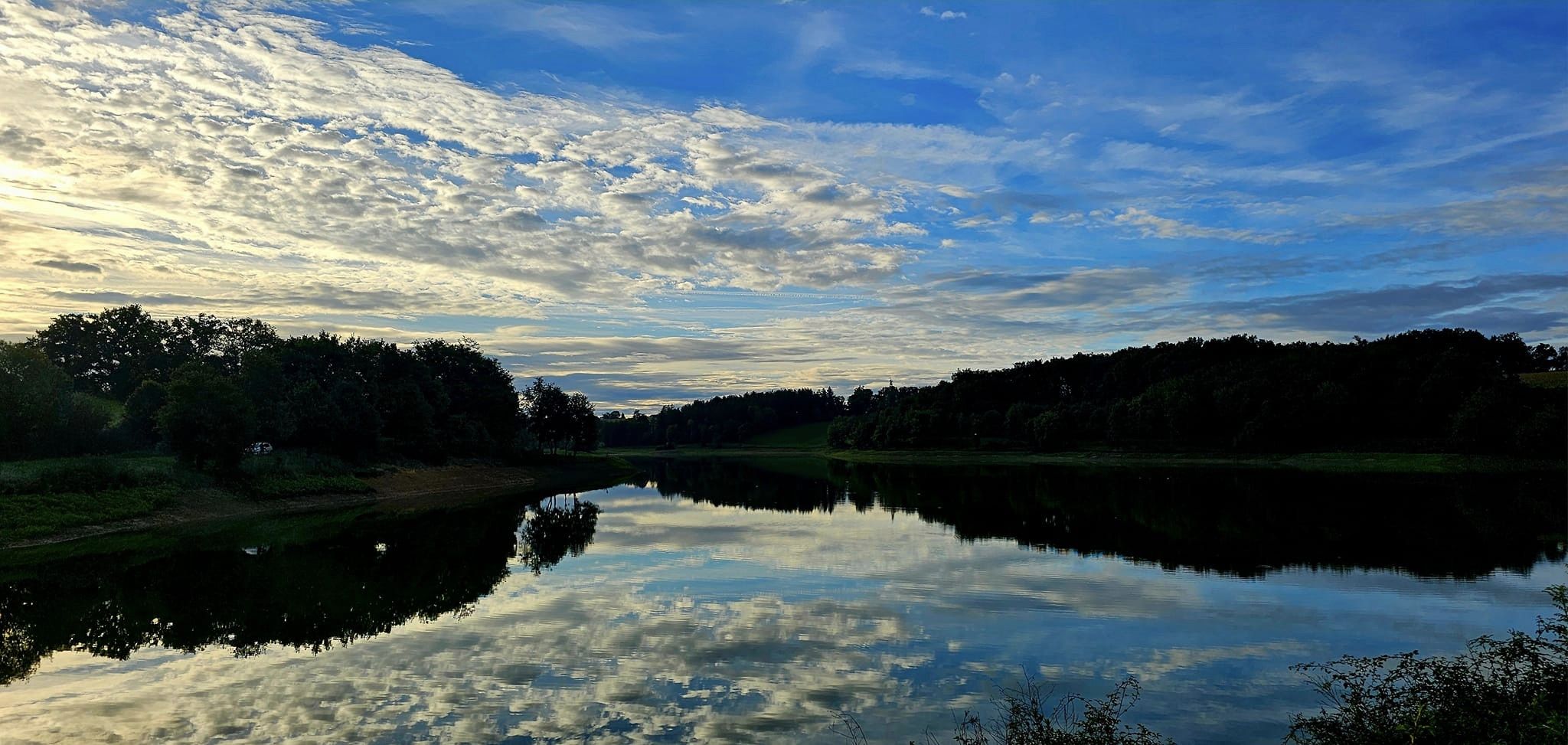 rivier en bos op de via podiensis